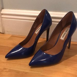 Pointy pumps